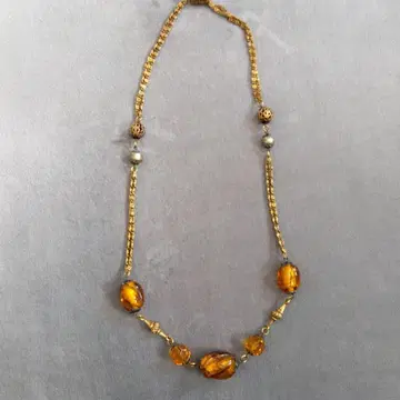 골드 비즈 장식 목걸이