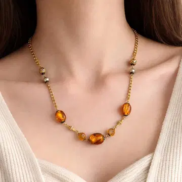 골드 비즈 장식 목걸이
