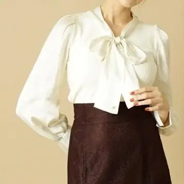 [ 새상품급 ] 로고 참 포함 리본 니트 블라우스 JILLSTUART