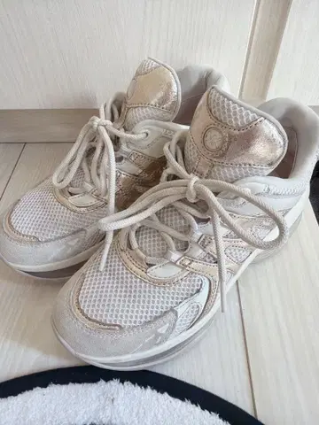 MICHEAL KORS 화이트/골드 메탈릭 레어 스니커즈