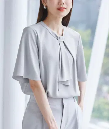 로페피크닉 메탈 부품 프론트 프릴 타이 블라우스