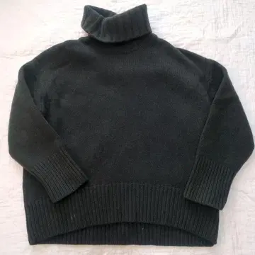 GALERIE VIE 다크 그린 터틀넥 니트