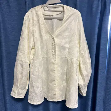 Alumu. 자수 화이트 긴팔 셔츠