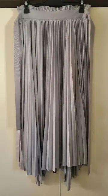 CYCLAS 랜덤 플리츠 비대칭 롱 스커트 라이트 그레이
