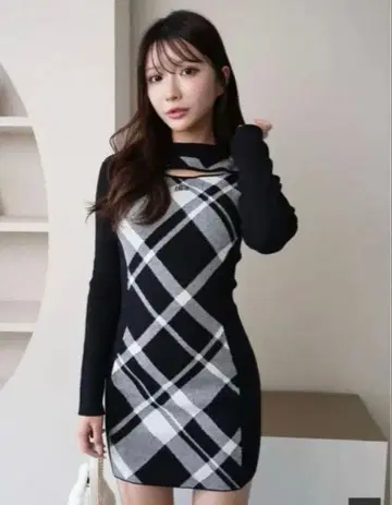 체크 자카드 데콜테 오픈 원피스 블랙