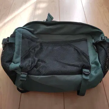 메쉬 포켓 부착 숄더백 다크 그린