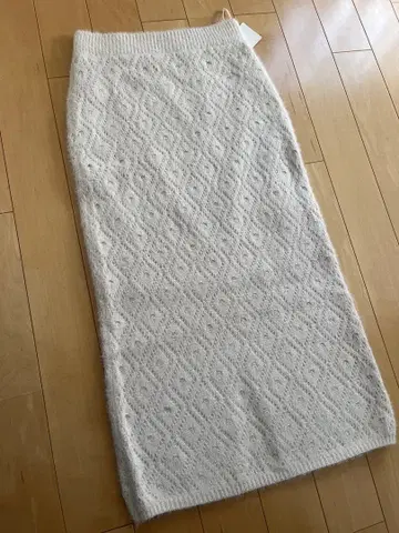 쿠튀르 브로치 짜임 패턴이 아름다운 모헤어 니트 스커트 새상품