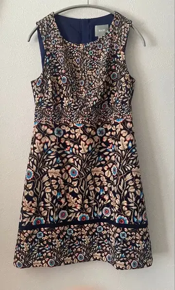 자수 슬리브리스 무릎 기장 원피스