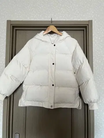 미사용품 화이트 후드 부착 다운 자켓