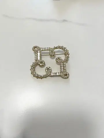 CELFORD 로고 비즈 브로치