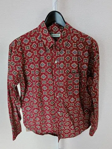 Emerald Metal 기하학 패턴 빨간색 셔츠