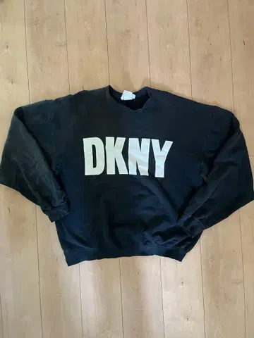 DKNY 로고 맨투맨 블랙