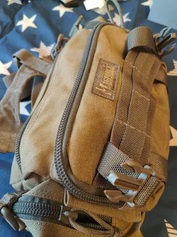 Magforce 카키 바디백