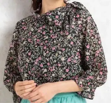 [ 빅 사이즈 ] Rose Tiara 사이드 리본 플로럴 프린트 블라우스