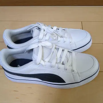 Puma 화이트/블랙 스니커즈 23.5cm