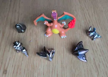 리자몽 피규어와 금속제 피규어 세트