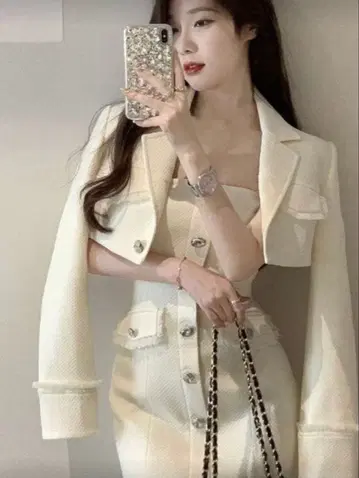 화이트 자켓과 스커트 셋업