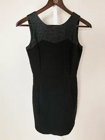 콩트와르 데코토니에 블랙 슬리브리스 타이트 드레스