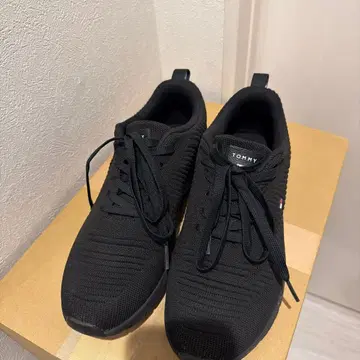 TOMMY HILFIGER 블랙 스니커즈