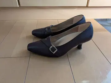 다크 브라운 스트랩 펌프스 중간 힐