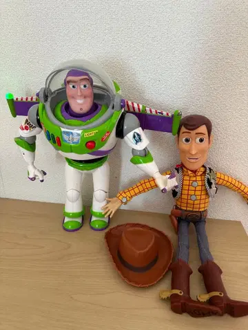 버즈 라이트이어와 우디 피규어 세트