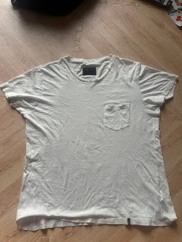 마크제이콥스 화이트 T셔츠 포켓 부착