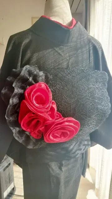 만들어진 오비 빨간색 꽃 모티브 부착 오비