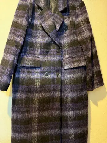 보라색과 블랙 체크 무늬 더블 브레스트 코트