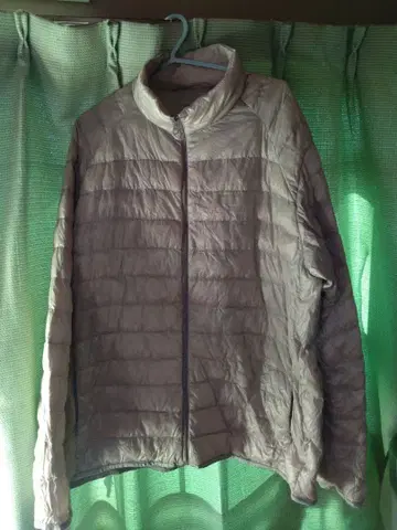 유니클로 경량 다운 자켓 베이지