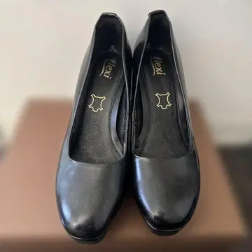 flexi 블랙 가죽 하이힐 펌프스 버튼 포함