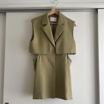 PUBLIC TOKYO 카키 슬리브리스 베스트