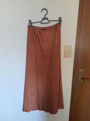 슬로브 이에나 오렌지 새틴 플레어 스커트