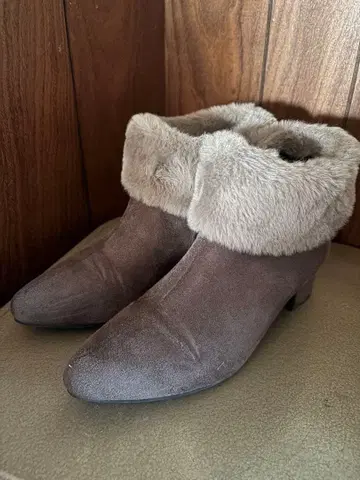 그레이 스웨이드 퍼 부츠