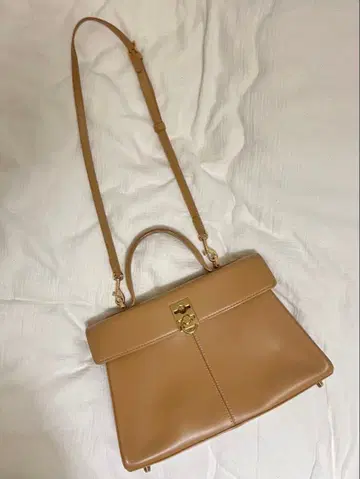 베이지 숄더백 골드 금장 장식