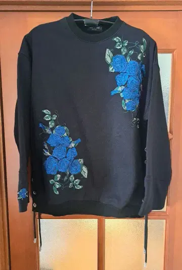 HARE x ADO 파랑 장미 자수 블랙 맨투맨 S