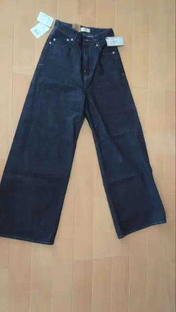 YANUK 다크 데님 커브 테이퍼드 데님