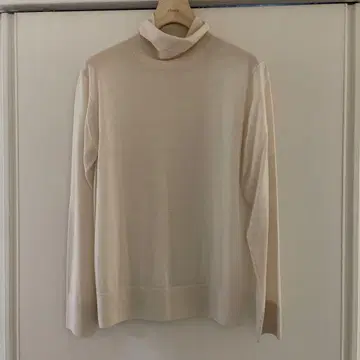 ebure 아이보리 터틀넥 니트