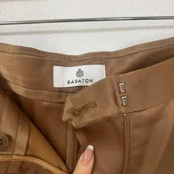 BABATON 새틴 브라운 카고 팬츠