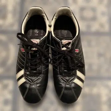 패트릭 가죽 블랙 스니커즈 스트라이프 디자인