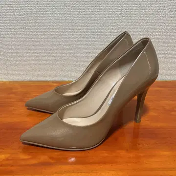 1회 착용 다이애나 스틸레토 펌프스 베이지 22.5cm