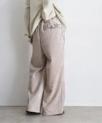 새상품 이번 시즌 에이미 로우 텍스트 엠브로 릴랙스 벨로아 팬츠 베이지