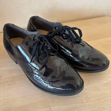 [ 컨디션 최상 ] NUOVO 블랙 에나멜 로퍼 레이스업