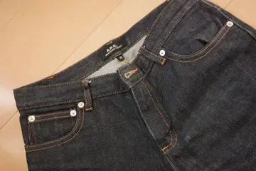 A.P.C. JEAN ETRIT COURT 26