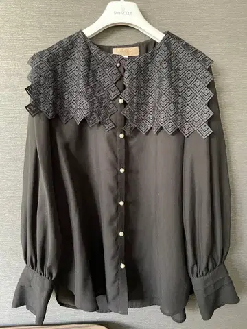 JUSGLITTY 옷깃 블라우스 [ 새상품급 ]