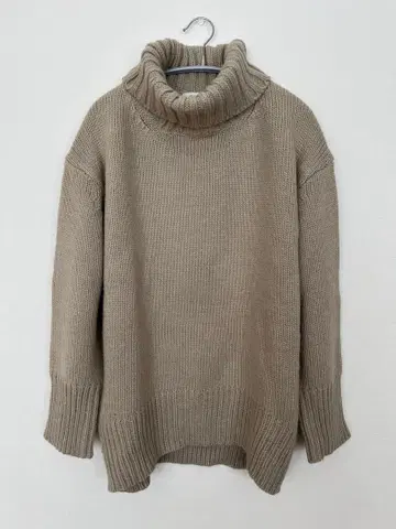 niko and 베이지 터틀넥 니트 스웨터