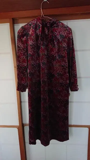 빨간색 계열 꽃무늬 긴팔 무릎 기장 원피스