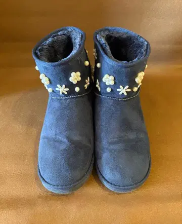 네이비 꽃과 펄 장식 숏부츠