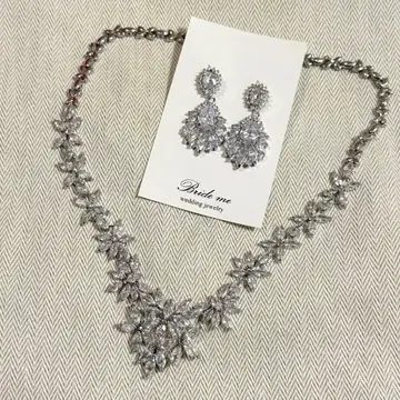 새상품급 Bride me 크리스탈 꽃잎 디자인 목걸이와 귀찌 세트