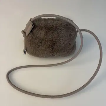 IO CLOUDY 퍼 숄더백 그레이