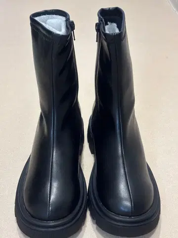 블랙 지퍼 통굽 부츠